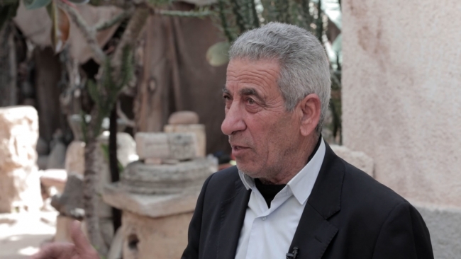 Arkeolog ve Araştırmacı Velid Akkad, 2800 tarihi parçayı evinin avlusunda muhafaza ederek 40 yıldan beri Gazze'nin tarihini işgalden korumaya çalışıyor. Fotoğraf: TRT Arabi